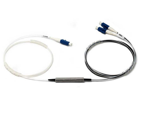 Faser-Optikisolator EDFA/CATV verwendete breites Band-hohe Isolierung 3 Häfen 1x2 40 0,35 DB (maximales 0,5) 1310 oder 1550 DB Nanometer-0,10