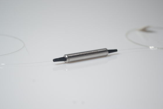 Faser-Optikisolator EDFA/CATV verwendete breites Band-hohe Isolierung 3 Häfen 1x2 40 0,35 DB (maximales 0,5) 1310 oder 1550 DB Nanometer-0,10
